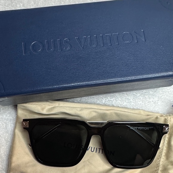 Louis Vuitton Rise Square Sunglasses Black